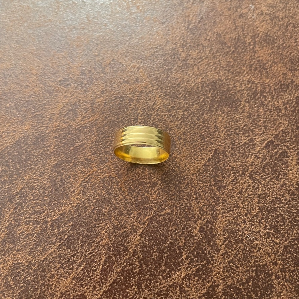 Stylish Gold Ring 22K
New
Made in Turkey
From a smoke and pet free home.